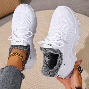 Gedetailleerd overzicht van witte winter sneakers met grijze voering van nepbont