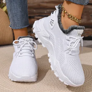 Gedetailleerd overzicht van witte gevoerde sneakers met gebreid bovenwerk en dikke zool