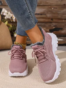 Roze gebreide wintersneakers voor dames met grijze bontvoering en witte plateauzool