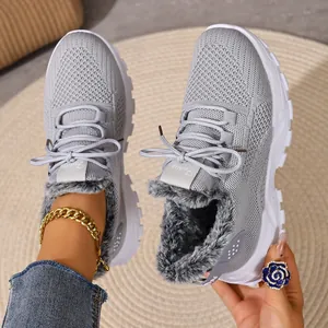 Detailopname van grijze damessneakers met warme voering van bont en gebreide textuur.