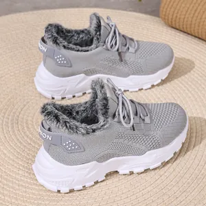 Detail van wintersneakers voor dames met warme grijze voering van imitatiebont en mesh.