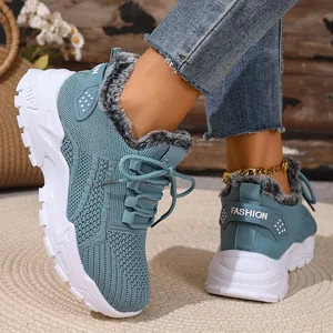 Detail van blauwe dames wintersneakers met warme voering van imitatiebont en breisel