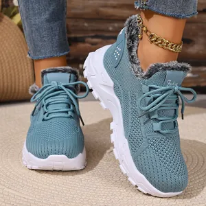 Gedetailleerde blauwe wintersneakers met warme voering van imitatiebont en witte zool.