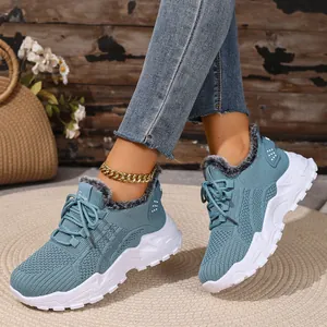 Blauwe winter sneakers met veters, warme bontvoering en dikke witte zool