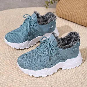Blauwe wintersneakers met warme voering van imitatiebont en witte zool.
