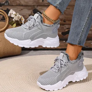 Grijze warme wintersneakers voor dames met voering van bont en grove witte zool gebreid