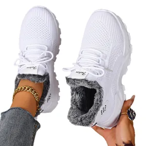Modieuze witte wintersneakers voor dames met warme voering van imitatiebont en zachte zool