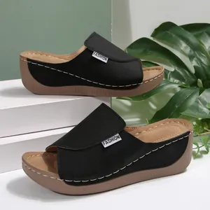 Elegantes sandalias de cuña negras para mujer con pespuntes blancos y plataforma
