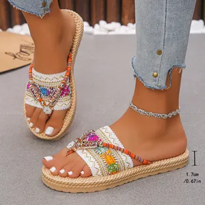 Detalle de sandalias tejidas bohemias con suela de estilo paja trenzada de 1,7 cm de grosor
