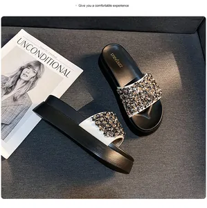 Detailweergave van stijlvolle plateausandalen met luxe versieringen van strass en kralen