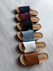 Primer plano detallado de sandalias de cuña multicolores con correa ancha y punta abierta