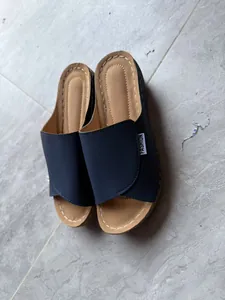 Vista detallada de sandalias con cuña azul marino con plataforma y diseño de punta abierta