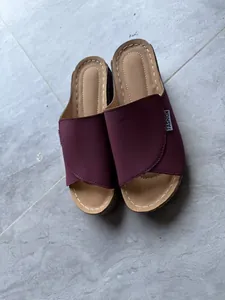 Vista superior de sandalias con cuña burdeos con plataforma gruesa y costuras