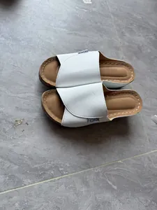 Mules blancos de cuña con suela gruesa marrón y etiqueta fashion, vista superior