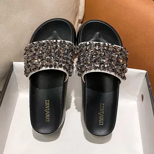 Elegante zwarte platform slippers met luxe kristallen kralenversieringen in een witte doos