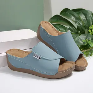 Elegantes sandalias de cuña azul claro con plataforma y punta abierta para el verano