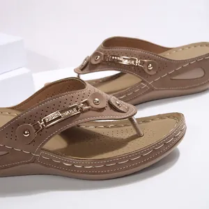 Sandalias de cuña con plataforma para mujer en marrón con hebillas de strass doradas