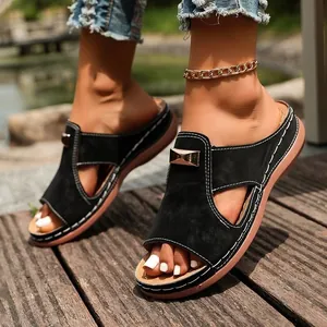 Élégantes mules compensées noires pour femmes avec coutures contrastées et boucle en métal