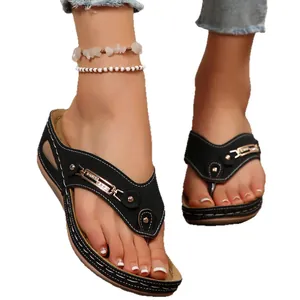 Elegantes chanclas de cuña negras para mujer con hebilla metálica para el verano en playa