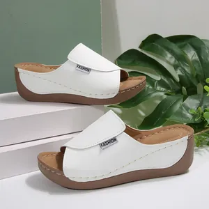 Elegantes sandalias blancas con cuña y punta abierta con suela de confort marrón mujer