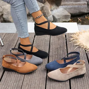 Détail de ballerines compensées en daim avec brides croisées en plusieurs couleurs