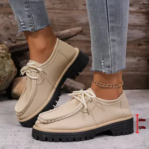 Mocassins à plateforme beiges pour femmes avec lacets et talon épais de 4,5 cm.