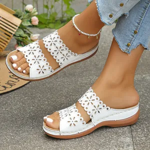 Lässige weiße Damen-Keilsandalen mit durchbrochenem Blumendesign für Strand und Alltag