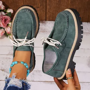 Mocassins à plateforme verts pour femmes avec semelles épaisses et lacets blancs chic.