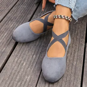 Détail de ballerines grises en daim à bouts pointus avec des brides croisées pour femmes