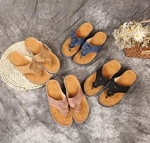 Gruppenanzeige von blumendekorierten Keil-Flip-Flops in mehreren Farben für Sommer