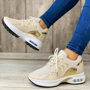 Seitenansicht beige Keil-Sneaker mit goldenen Metalldetails und Luftpolstersohle