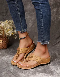 Boho Keilsandaletten für Damen mit Blumenverzierung in hellem Braunton