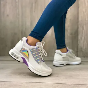 Detailansicht weißer Damen-Plateau-Sneaker mit Hologramm-Einsätzen und Luftkissen-Sohle