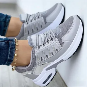 Detailansicht grauer atmungsaktiver Mesh-Sneaker mit dicker weißer Plateausohle und Air-Pad.