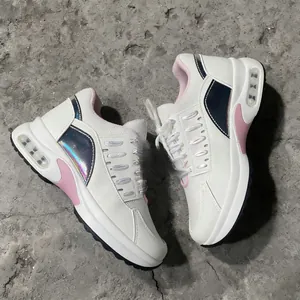 Modische weiße und rosa Plateau-Sneaker mit Luftkissen und irisierenden Details