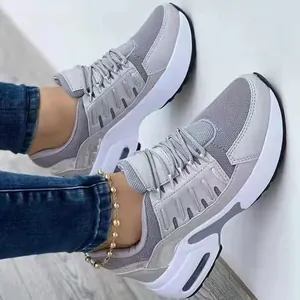 Detailansicht grauer Mesh-Wedge-Sneaker für Damen mit atmungsaktivem Plateau-Luftkissen