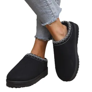 Bottes de neige noires pour femmes avec doublure en peluche et broderie blanche décorative.