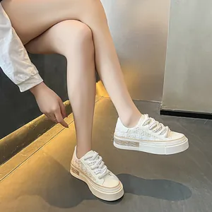 Elegante beige Tweed-Plattform-Sneaker für Damen, am Fuß in lässiger Umgebung gezeigt