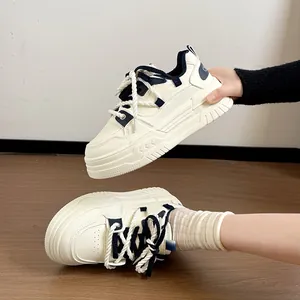 Vue détaillée de baskets compensées pour femmes avec semelles épaisses et tons bleus
