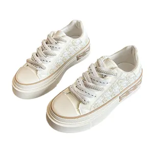 Schicke Damen Tweed Plateau-Sneaker mit stylischen dicken Schnürsenkeln in Creme