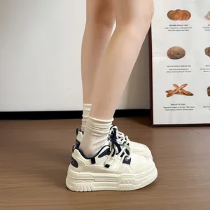 Vue latérale de baskets à plateforme crème pour femmes avec semelles épaisses bleues