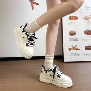 Baskets compensées femme crème et noir, style chaussures plateforme confortables