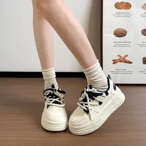 Vue détaillée sur pieds de baskets chunky crème avec lacets épais et semelle plateforme