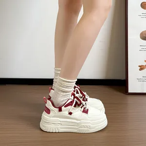 Vue latérale détaillée de baskets à plateforme crème élégantes avec des accents bordeaux