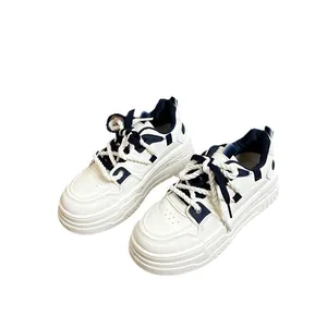 Baskets à plateforme blanches pour femmes avec détails bleu marine et gros lacets en corde