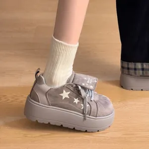 Elegantes zapatos de plataforma grises para mujer con estrellas blancas y suela gruesa