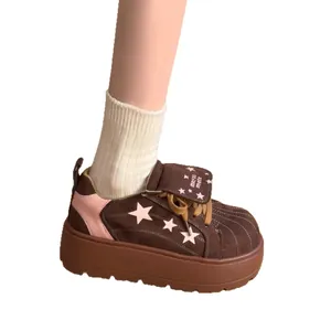 Zapatillas de plataforma marrón y rosa para mujer con estrellas y suela gruesa
