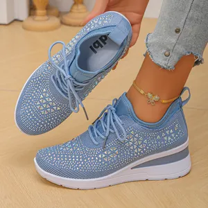 Primer plano de zapatillas de cuña azul claro transpirables con detalles de pedrería