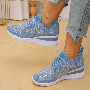 Vista detallada de las zapatillas con cuña azul claro con diamantes de imitación