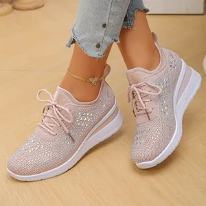Primer plano de los detalles de pedrería en zapatillas con plataforma rosa para mujer